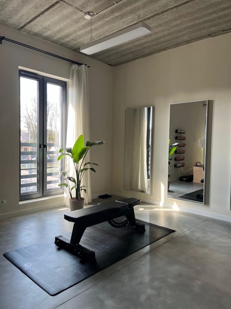 ławeczka do ćwiczeń w studio treningowym